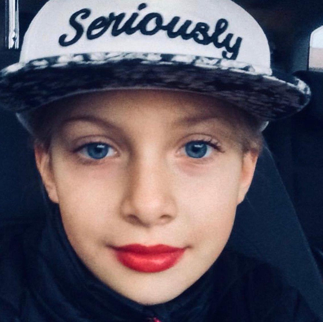 Anna Barbara med kasket